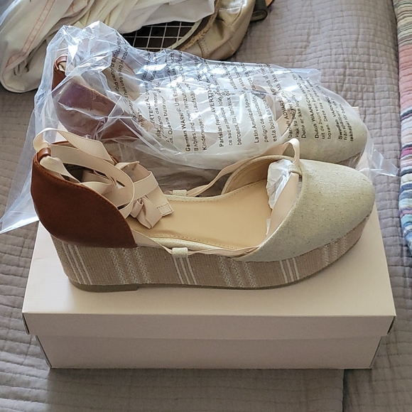 Bernetta Natural Wedges - Picture 2 of 4